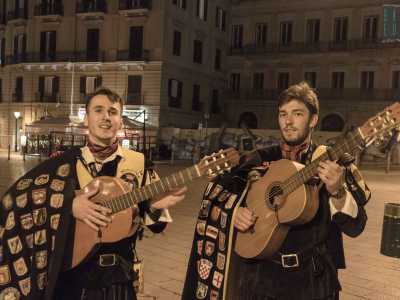 Il 23enne Tom�s e il 22enne Javier, universitari spagnoli in Erasmus che di sera due suonano e ballano musiche popolari iberiche tra le vie di Bari Vecchia. � un'usanza secolare della loro madrepatria: la "Tuna"
